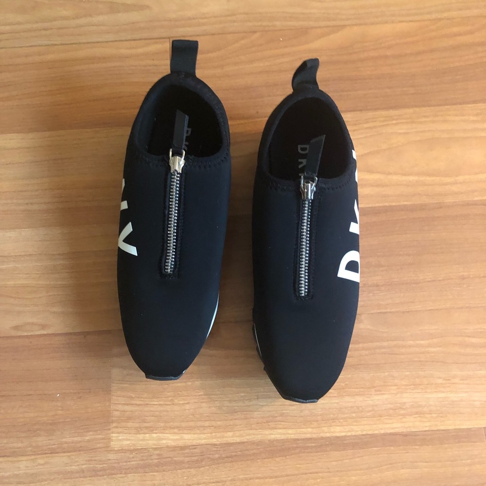 DKNY black and white women sneakers (new w/o tag)